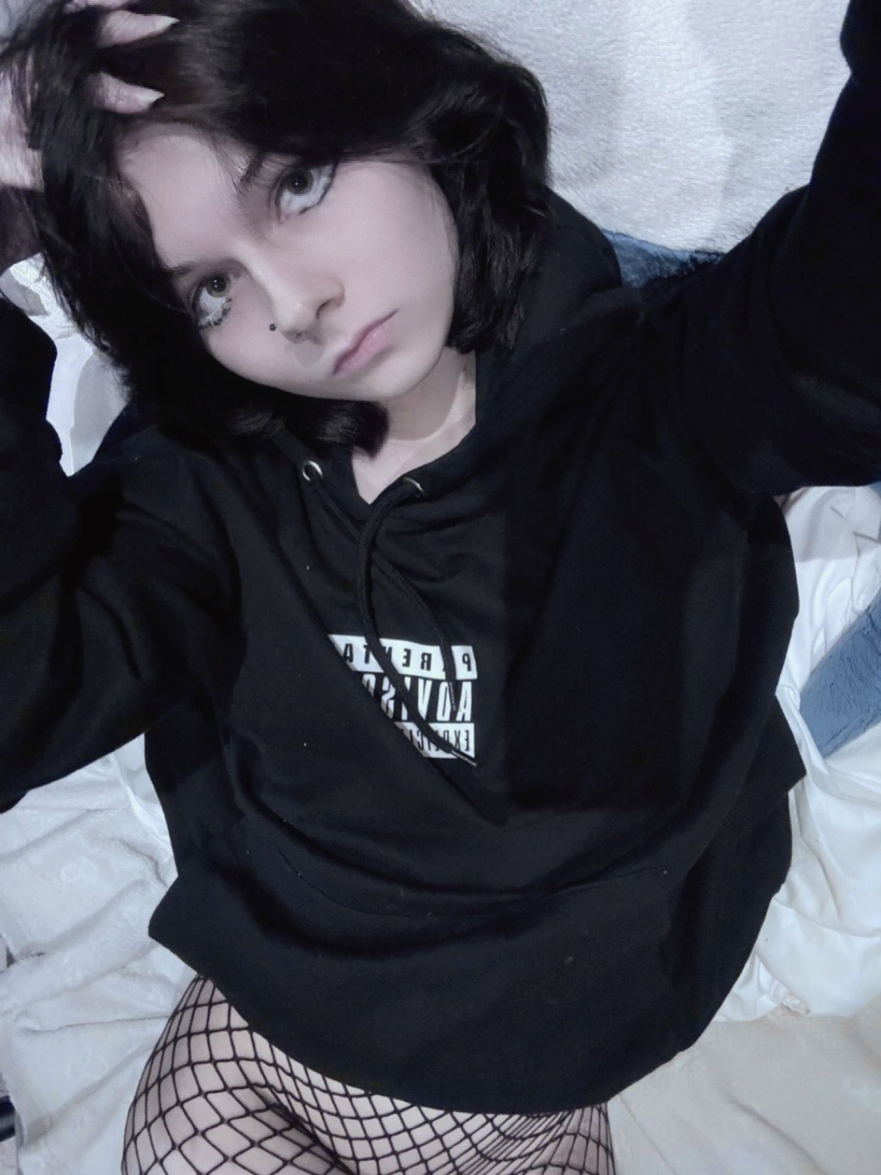 Trans Manu Maya safada, brincando sozinha na cama