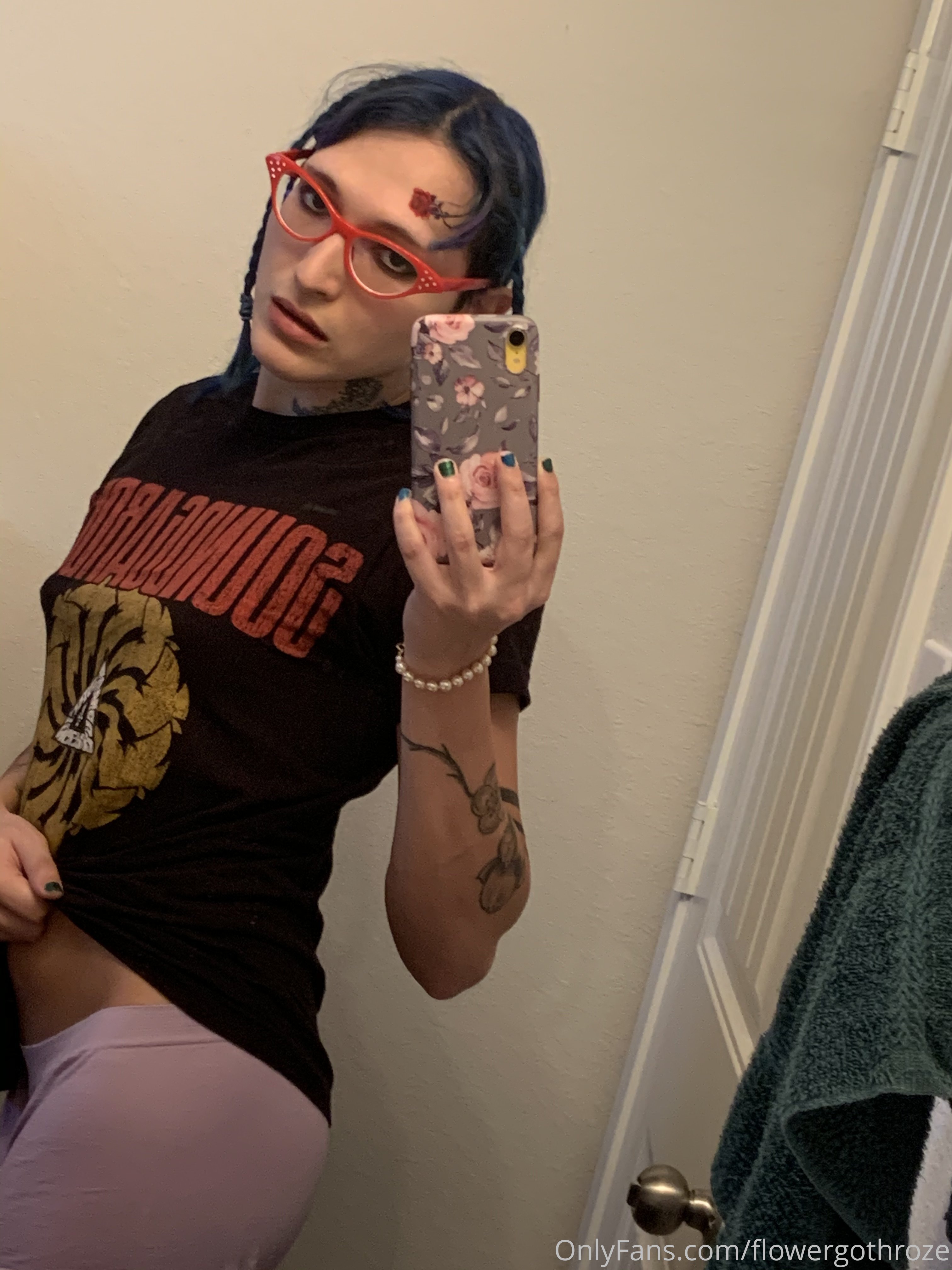 Vídeo +18 trans: Flowergoth Roze provocando, dançando de fio dental