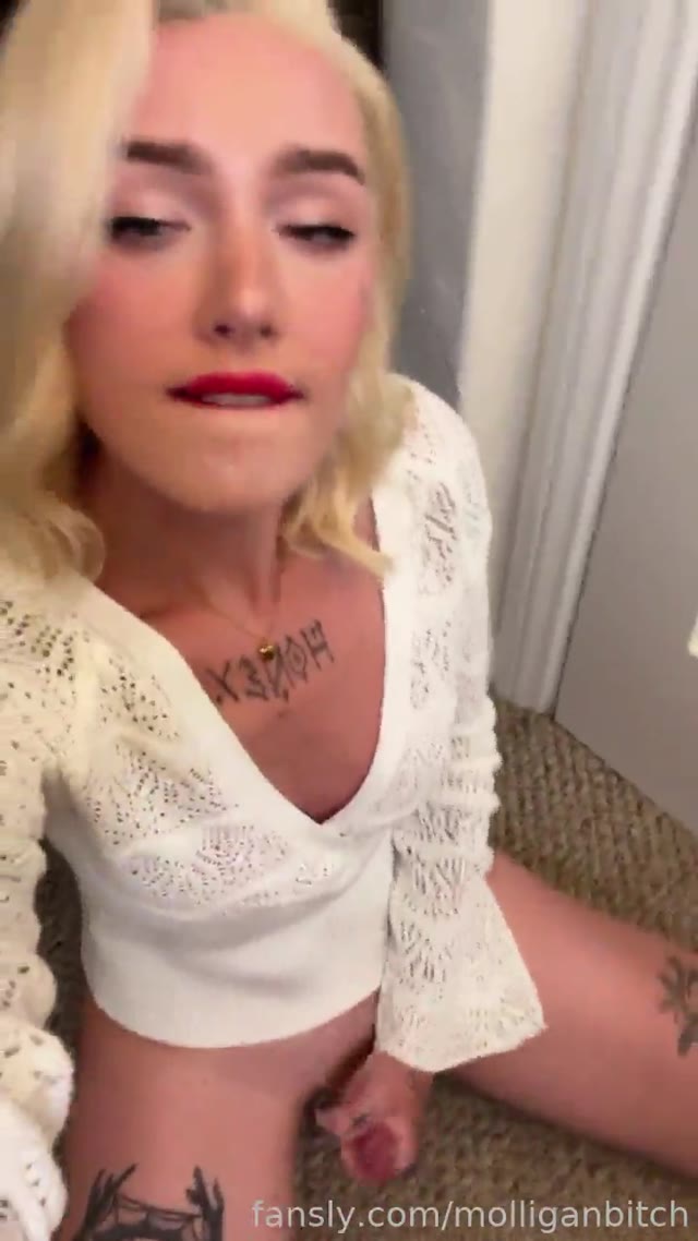 Tgirl molliganbitch | Julia Molligan de frente pro espelho sem roupa