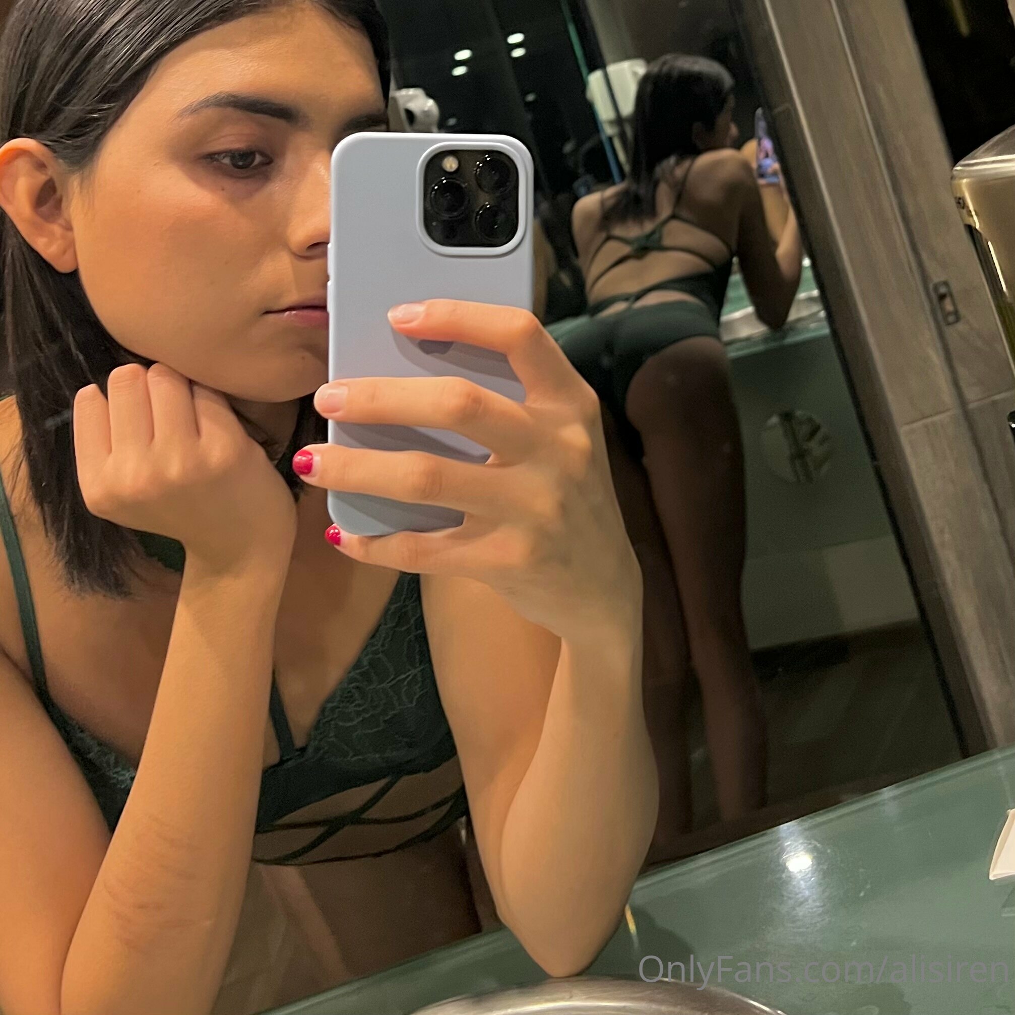 Sapeca, gemendo baixinho sozinha — travesti Alice Calderon (alisiren) sem