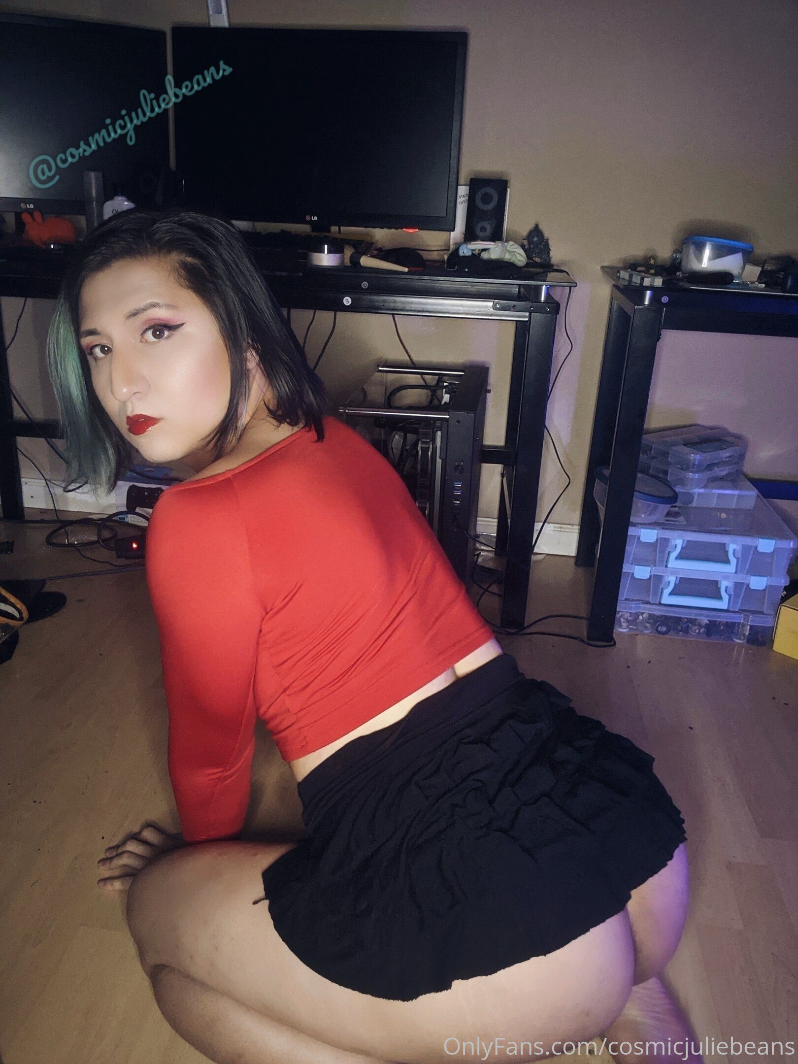 Gostosa dançando de fio dental — travesti CosmicJulieBeans sem censura
