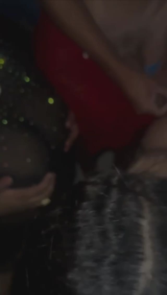 Trans Ninfa Japa tirando a roupa bem devagar