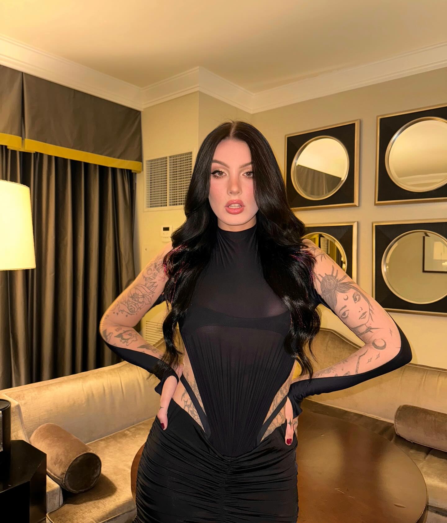 Vídeo +18 trans: molliganbitch | Julia Molligan mostrando os peitos na chamada