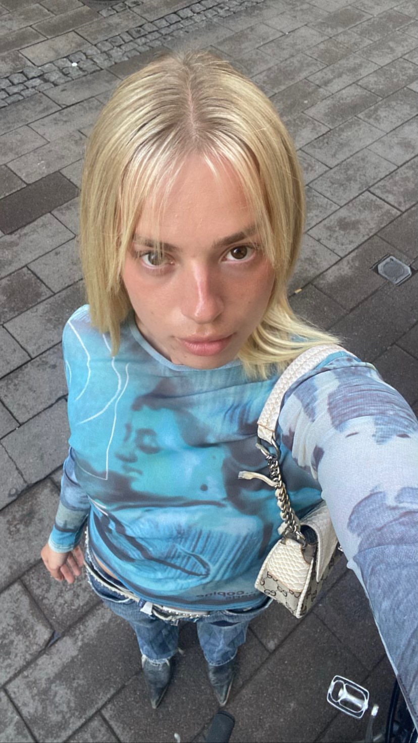 Yourfavebbyboy: trans amadora brasileira, Vazou: de quatro no sofá