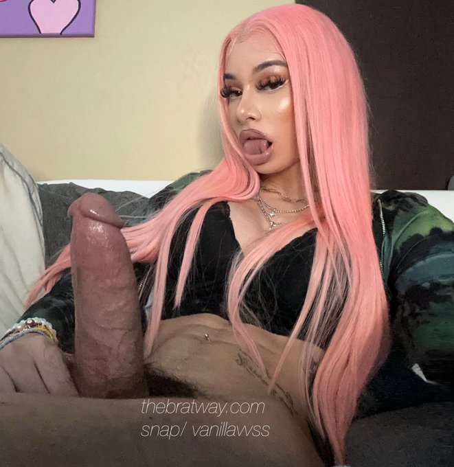 Trans Manu Maya escandalosa com close na bunda durinha