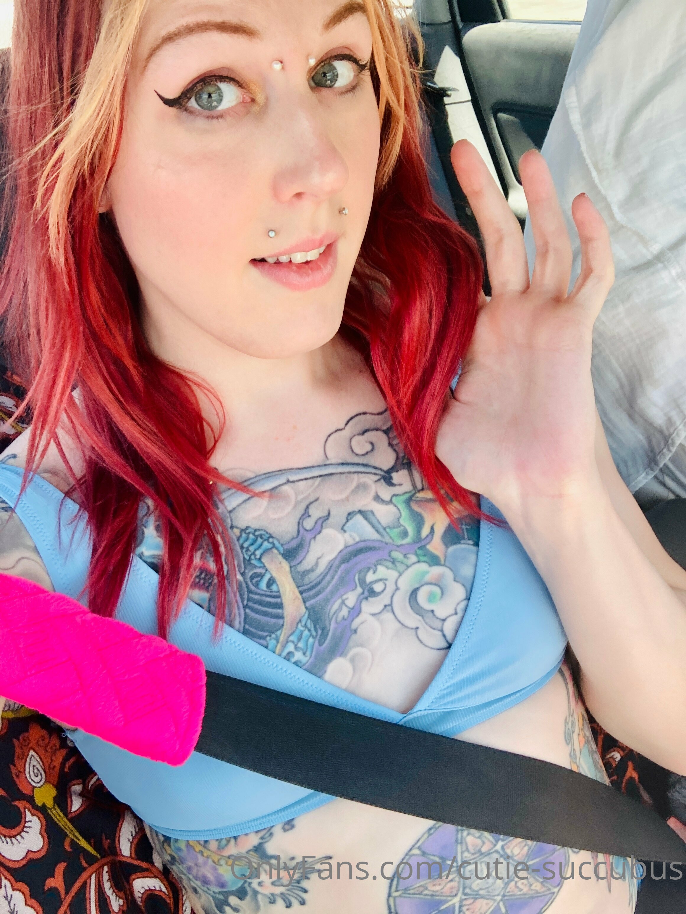 Trans BansheesSidney/Cutiesuccubus escandalosa brincando sozinha na cama