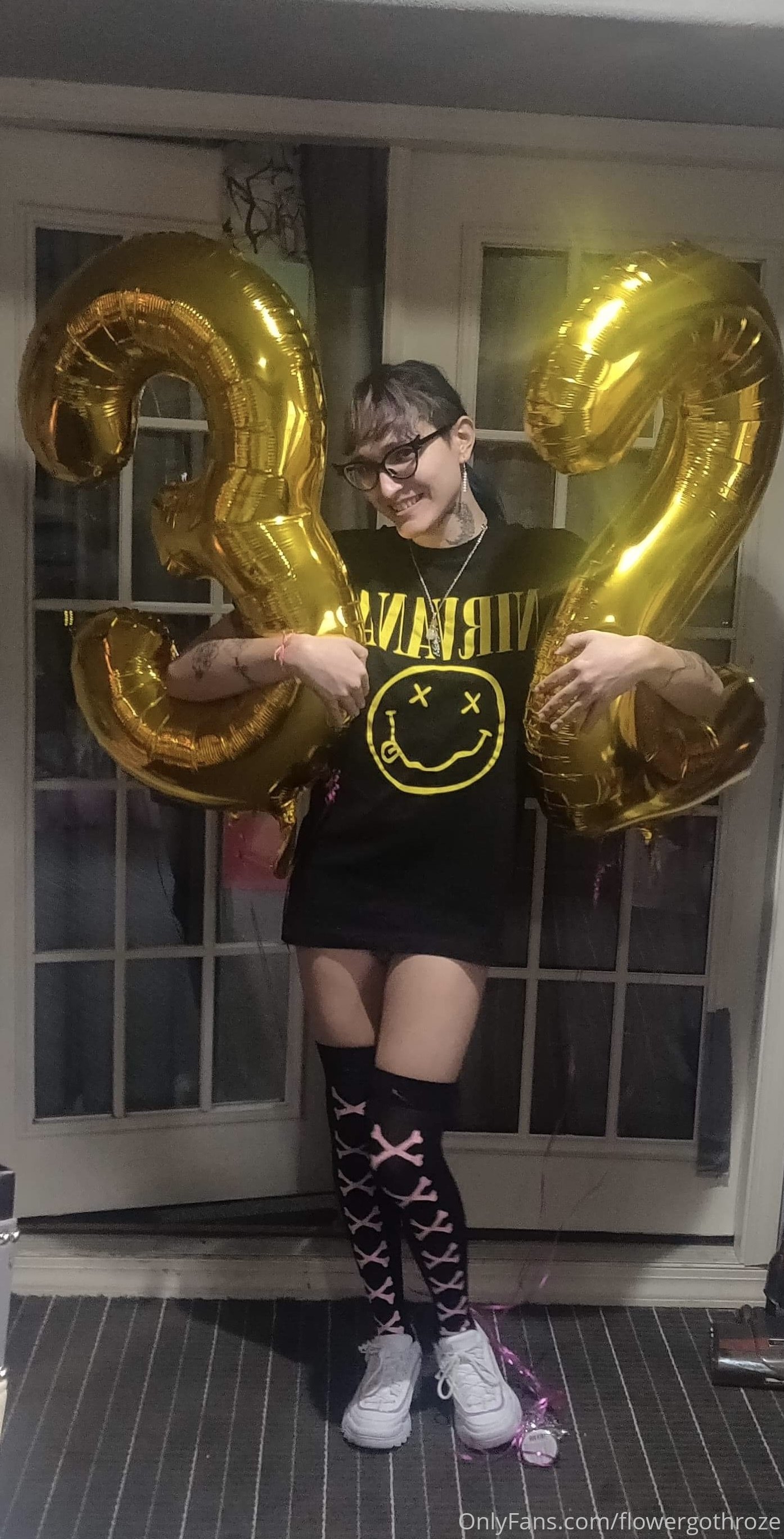 Vídeo +18 trans: Flowergoth Roze com close na bunda durinha