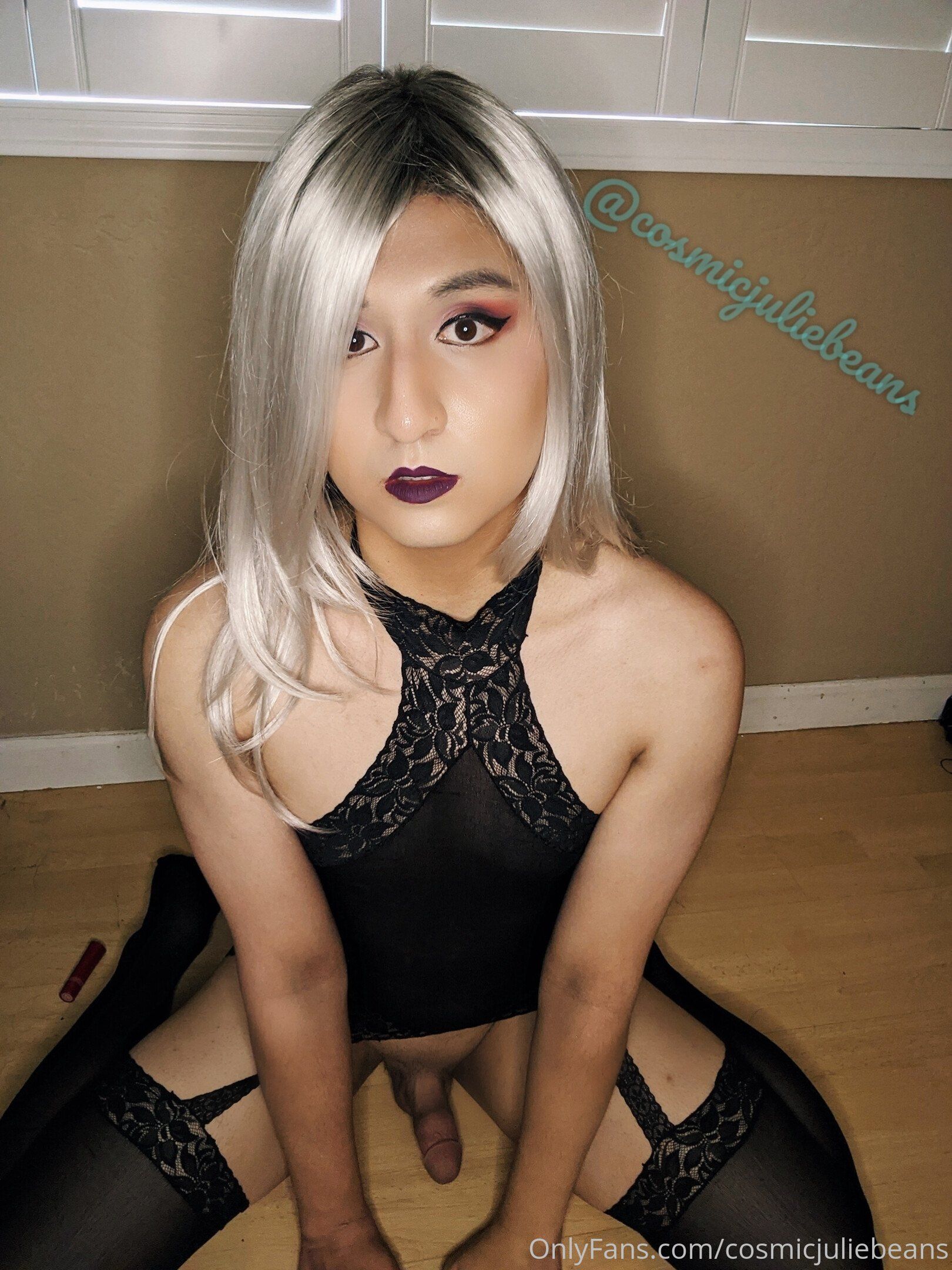 Safada, dançando funk sem roupa — travesti CosmicJulieBeans sem censura