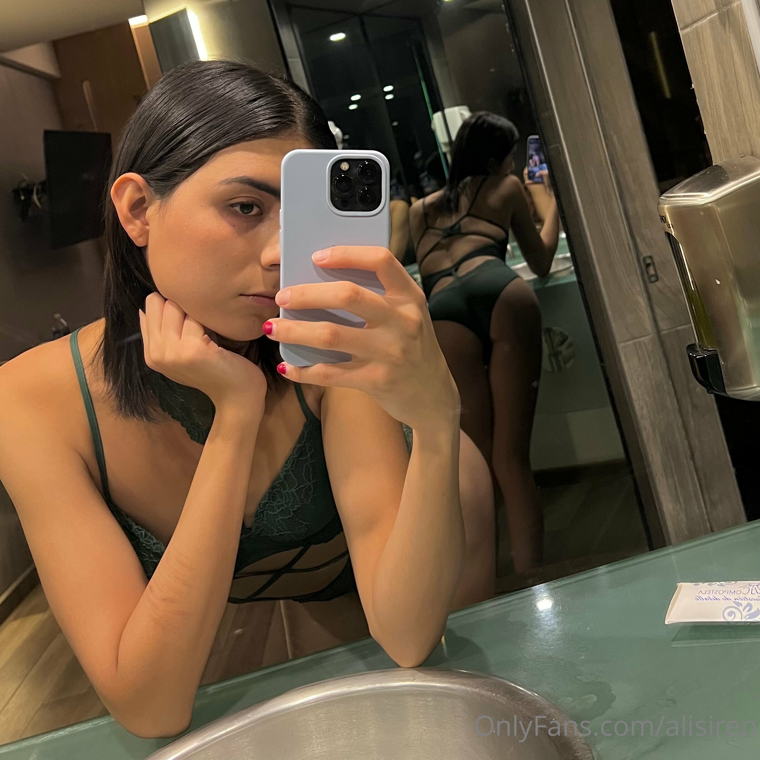 Vídeo +18 trans: Alice Calderon (alisiren) De quatro no sofá