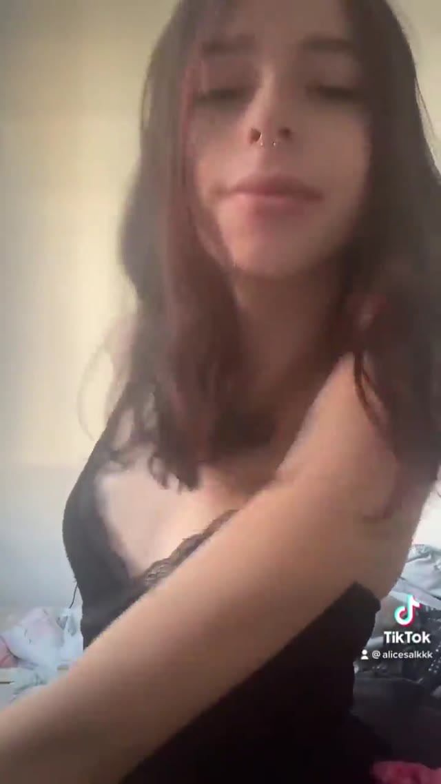 Tgirl Azyxill/alicesantosx Azyxill sapeca, de quatro na cama