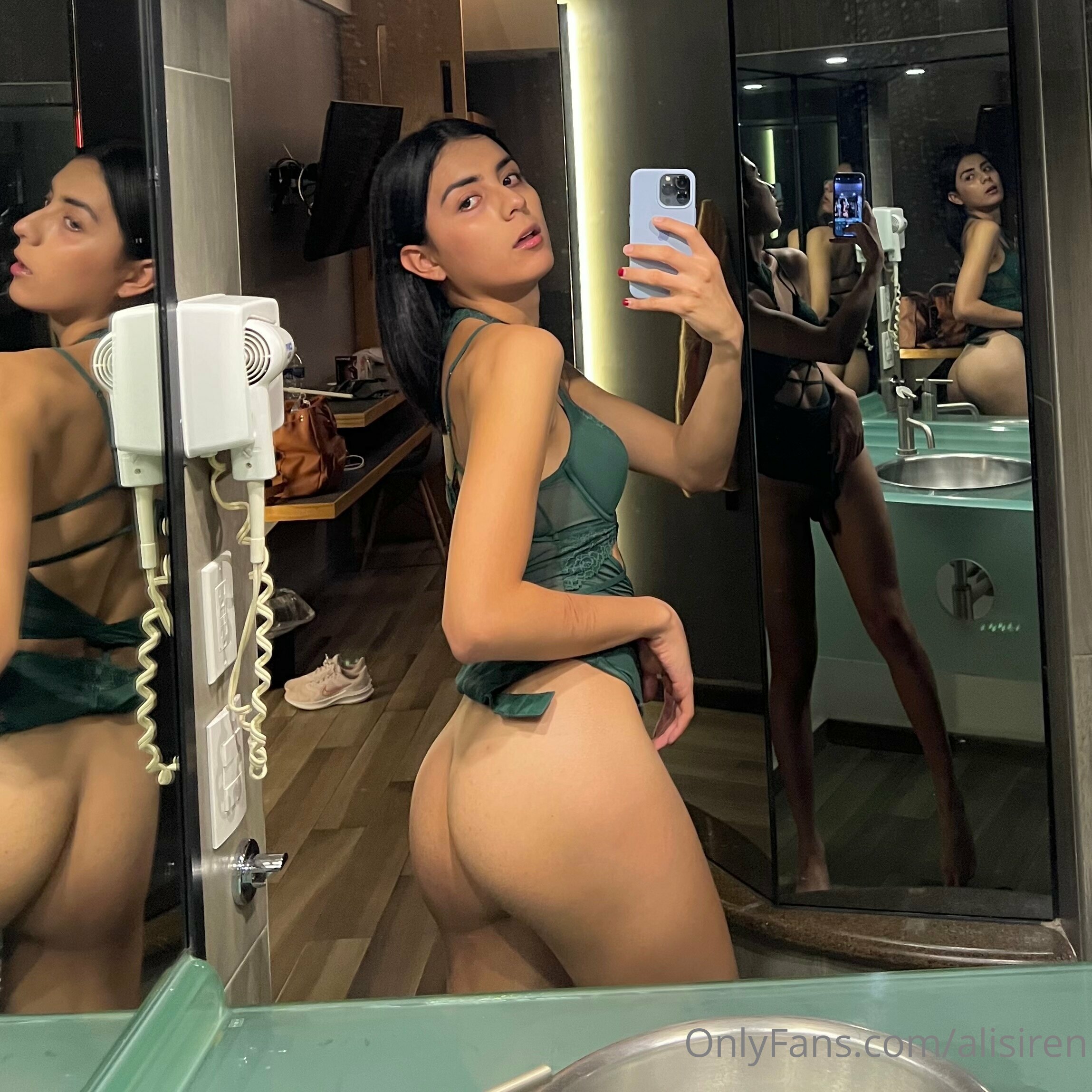 Tgirl Alice Calderon (alisiren) fogosa rebolando só de shortinho