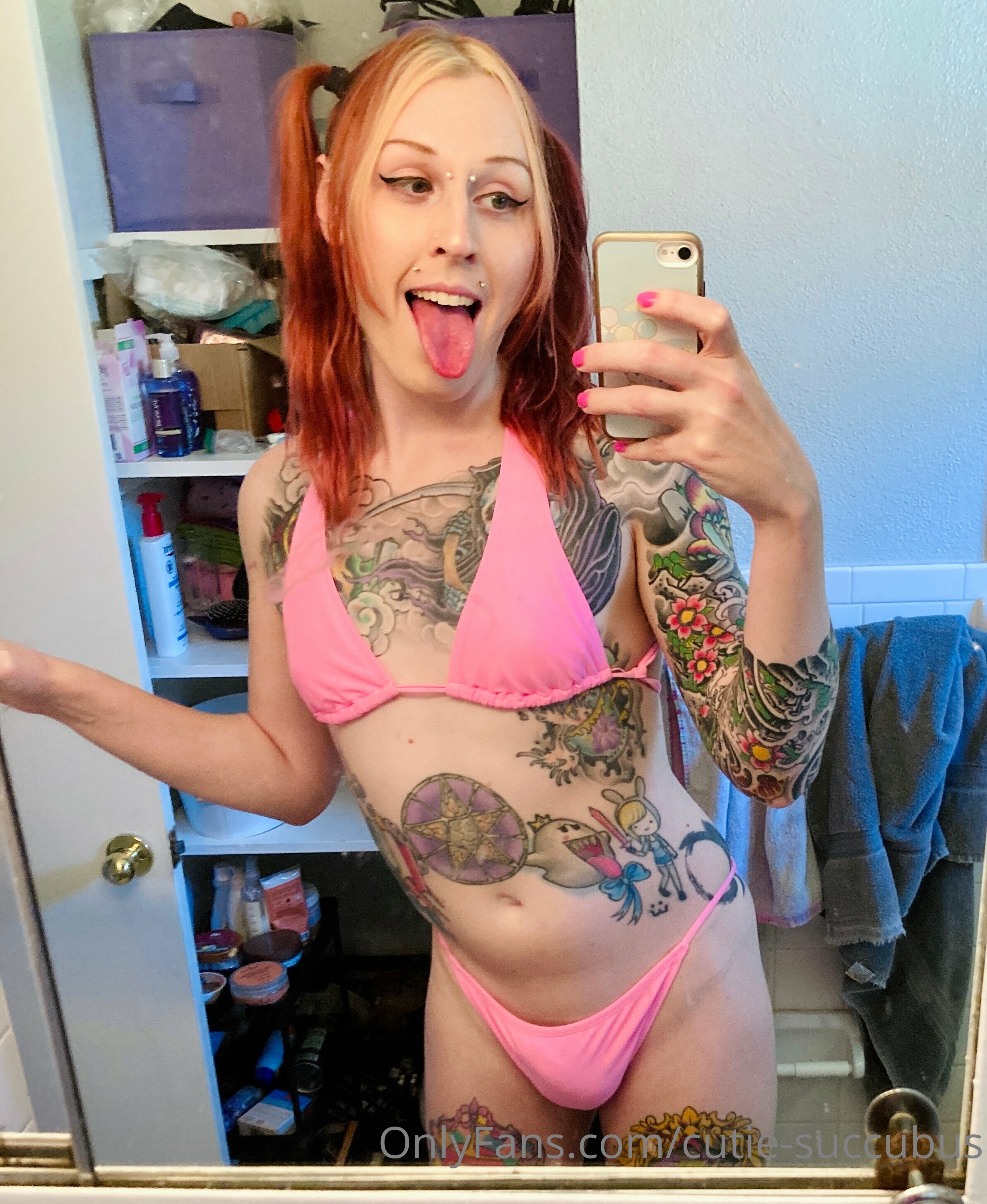 BansheesSidney/Cutiesuccubus: trans amadora brasileira, empinando a bunda