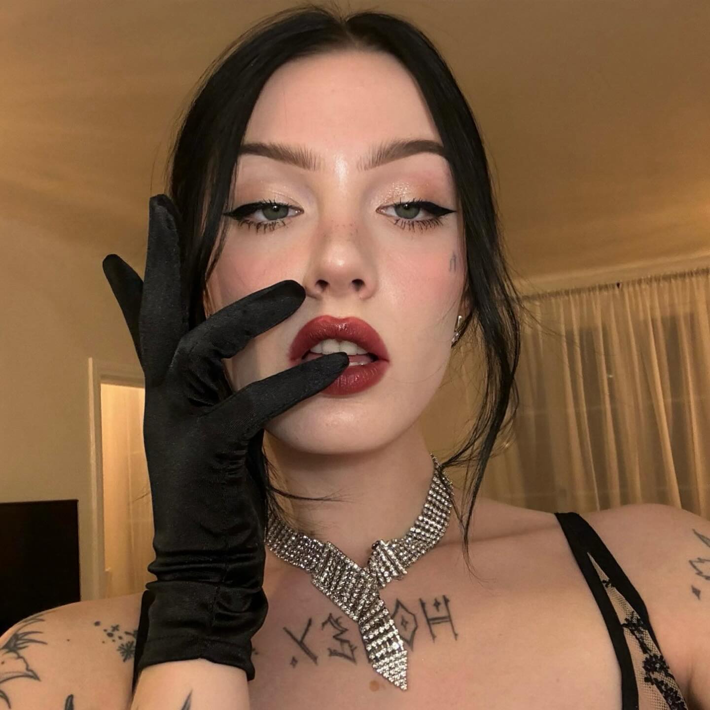 Rebolando sem parar, rebolando só de shortinho — travesti molliganbitch | Julia