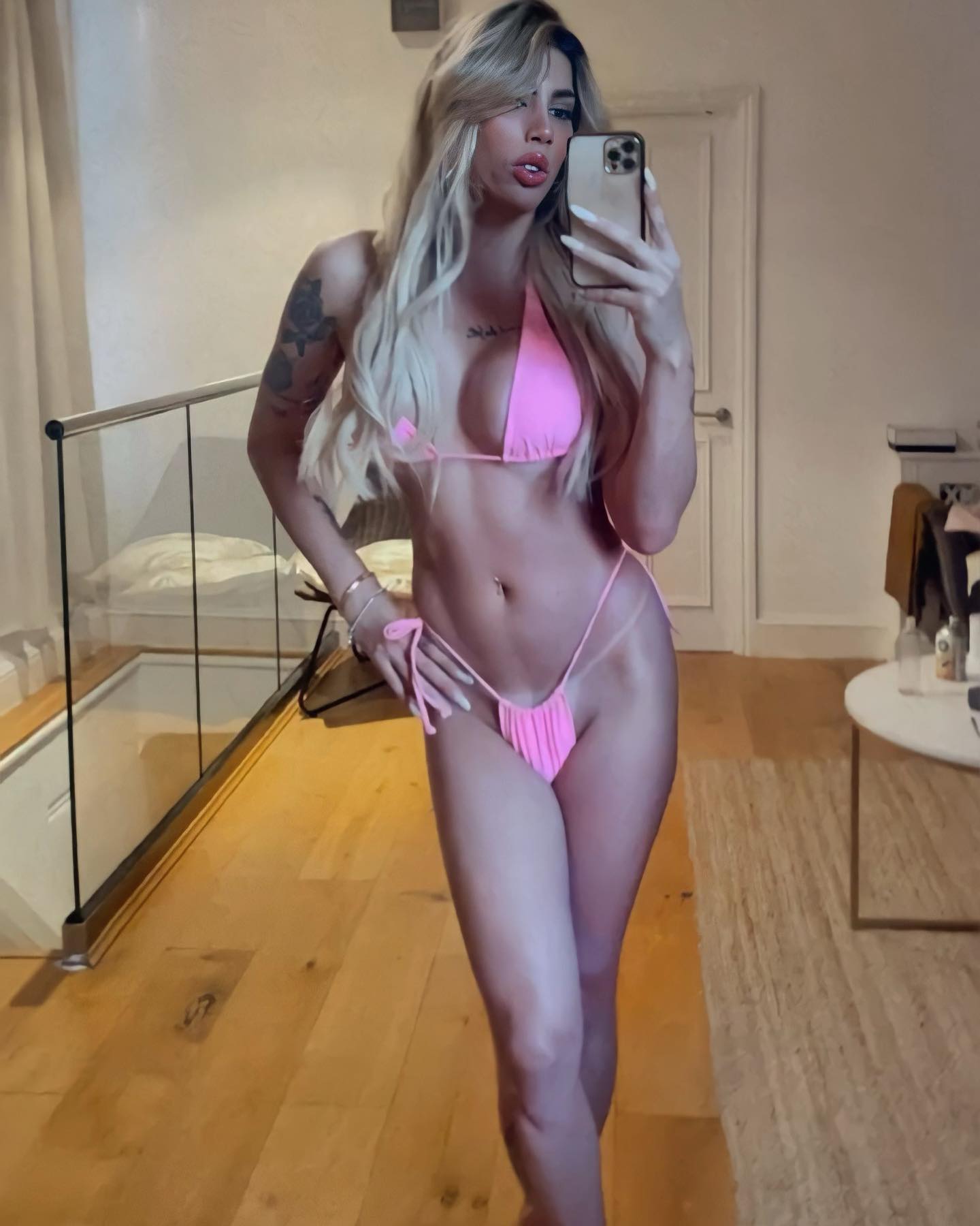 Tgirl Maria Eduarda Atrevida provocando de quatro no chão