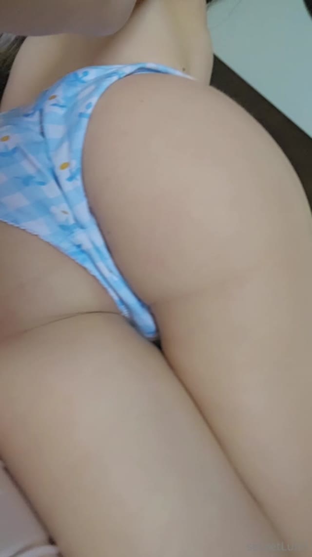 Tgirl Lumi se tocando embaixo do lençol 🔥