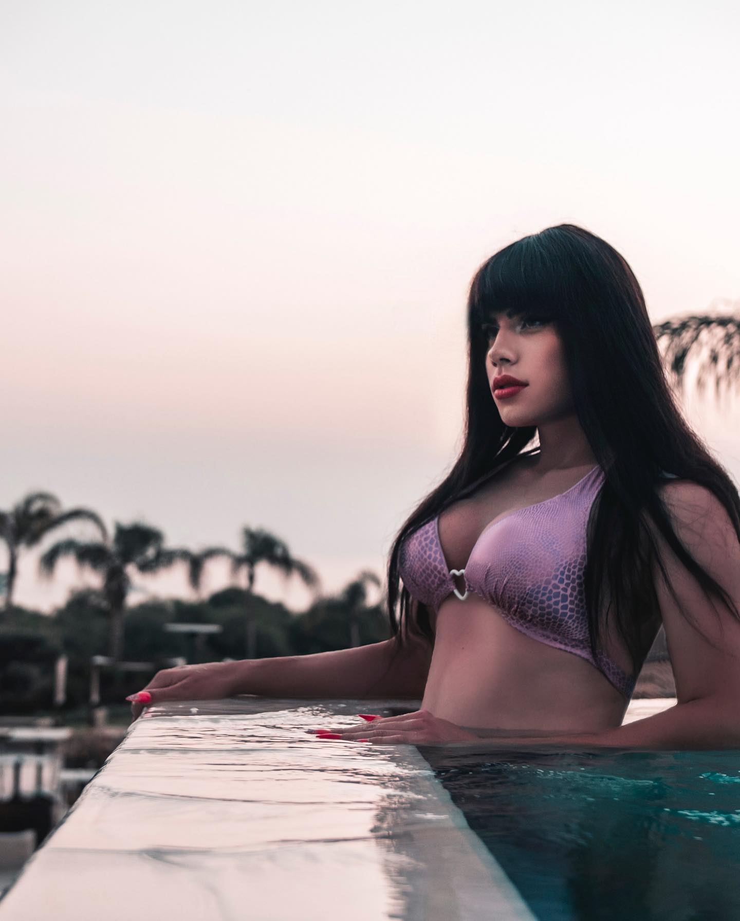 Natalie Uwu: trans amadora brasileira, de quatro no sofá