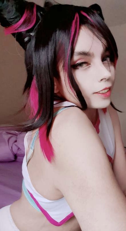 Trans DarkWaifuTrap se tocando embaixo do lençol