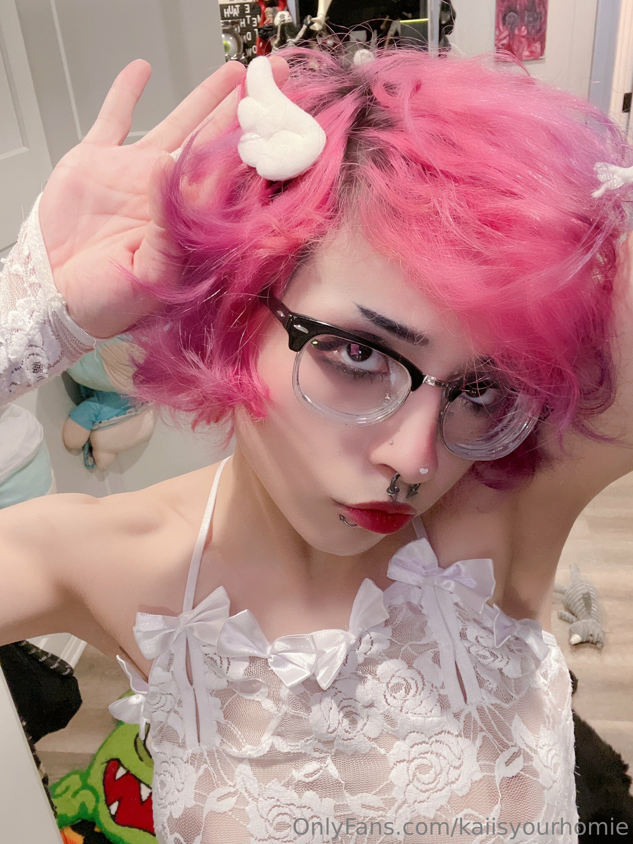 Tgirl Kaiisyourhomie irresistível rebolando só de shortinho
