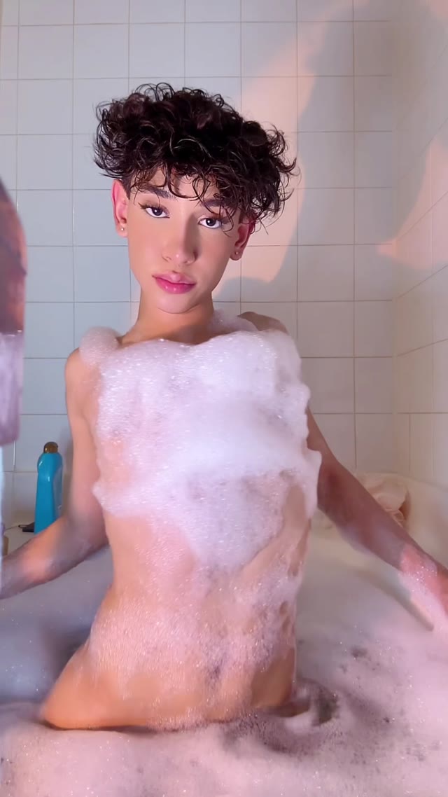 Trans Jjnnyyx / jjenxnyy / jjnnyyx (FEMBOY) Jjnnyyx se despindo devagar