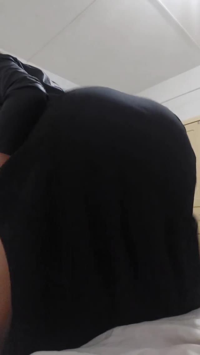Julia Reis: trans amadora brasileira, com a bunda pra cima na cama