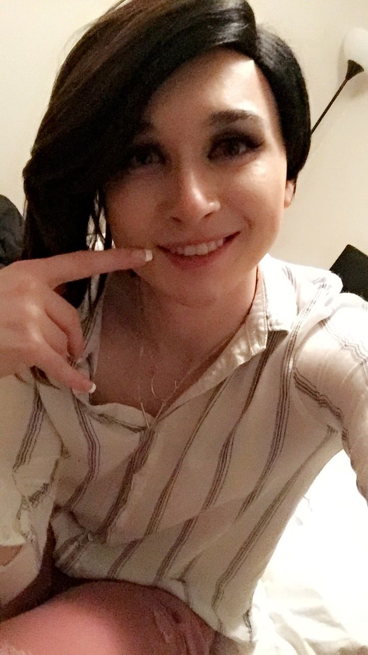 Tgirl Manu Maya sem calcinha na varanda 🍑