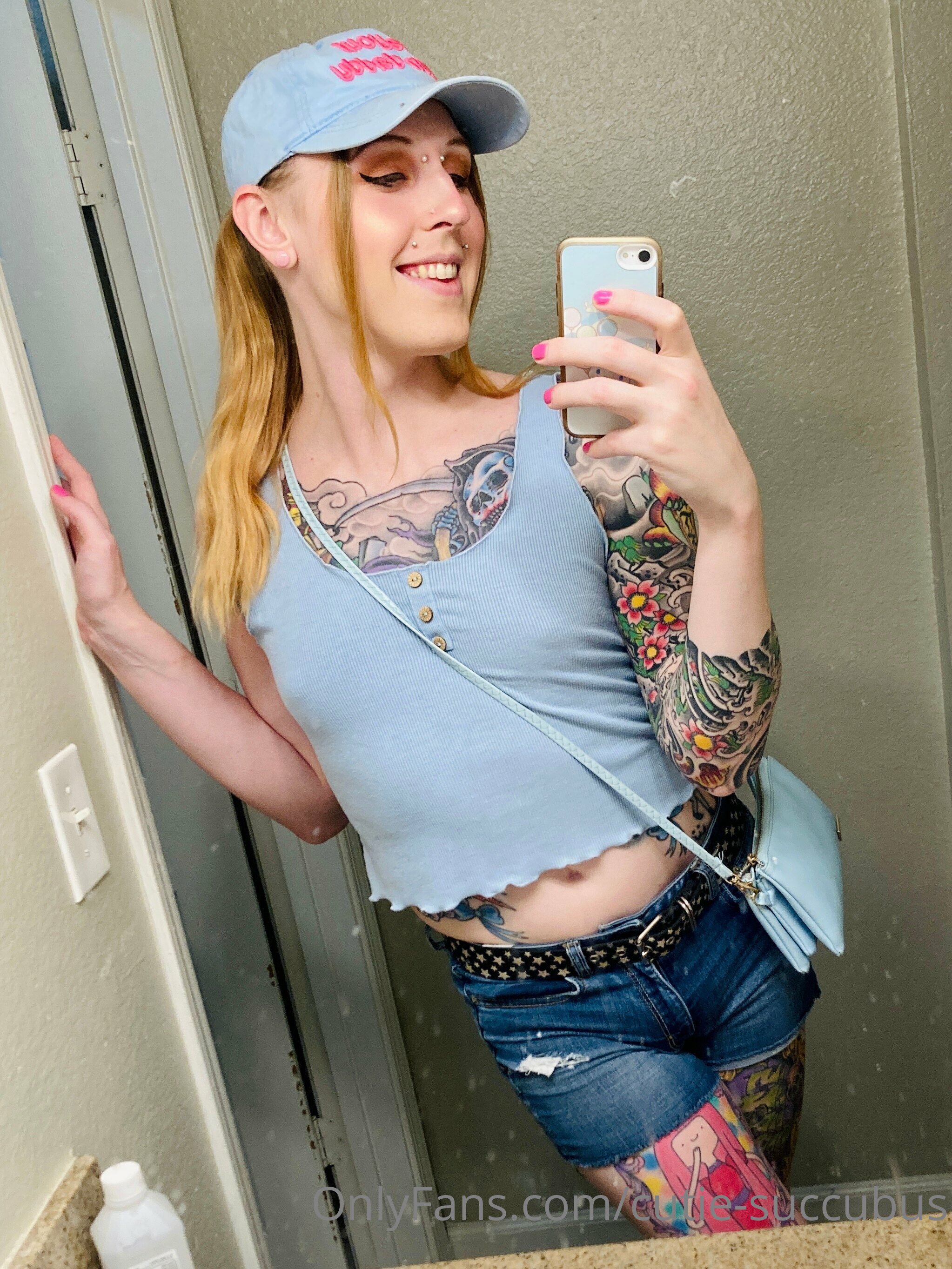 Vídeo +18 trans: BansheesSidney/Cutiesuccubus nua tomando sol na varanda