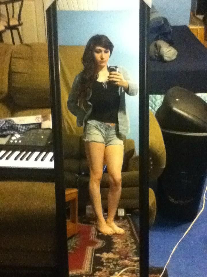 Tgirl Manu Maya Provocando dentro do closet