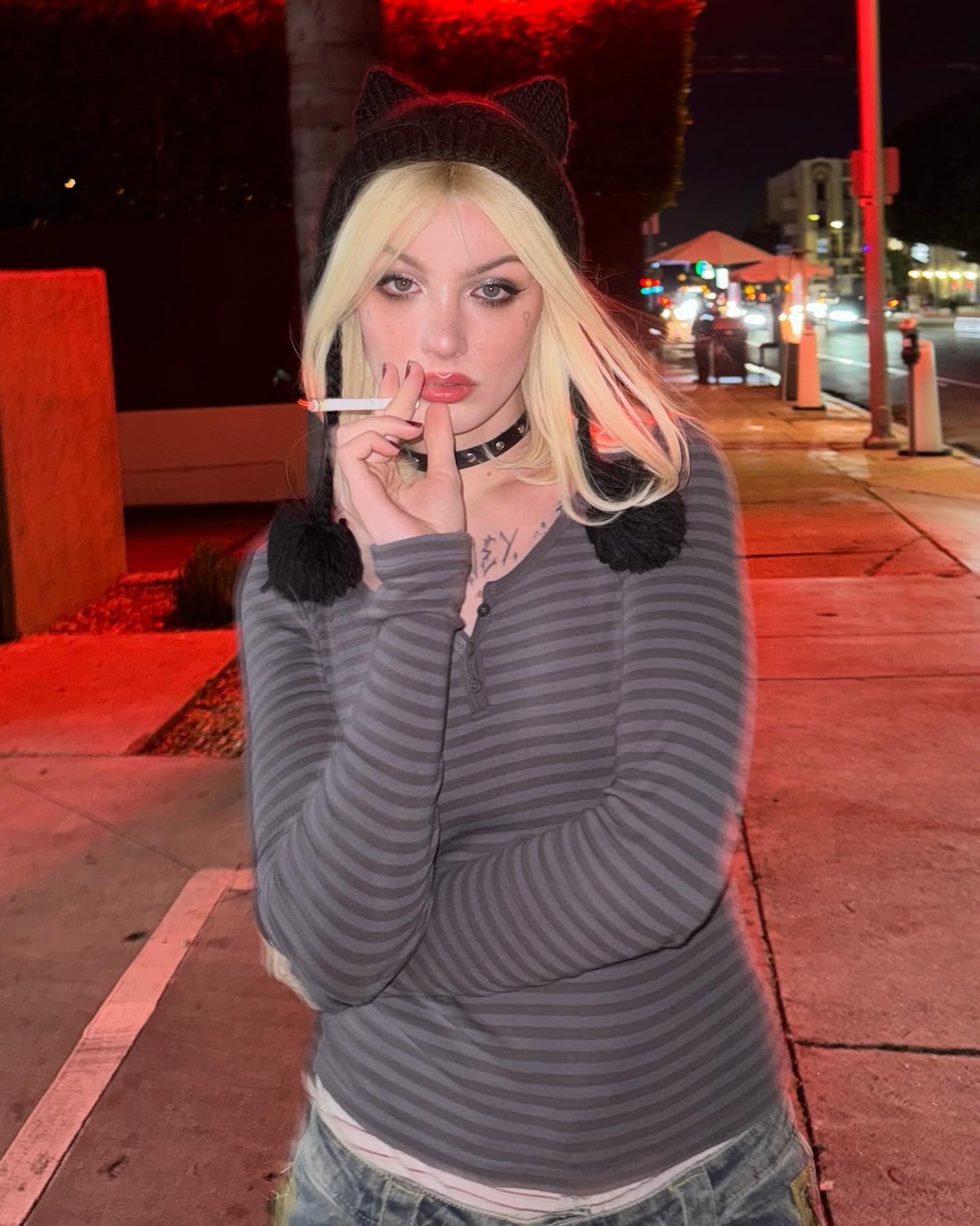 Tgirl molliganbitch | Julia Molligan tirando a roupa bem devagar