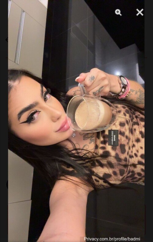 Mc Mirella — provocando de quatro no chão