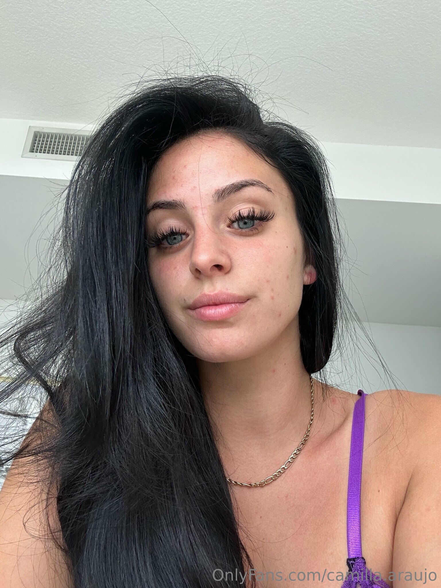 Camilla — com a bunda pra cima na cama