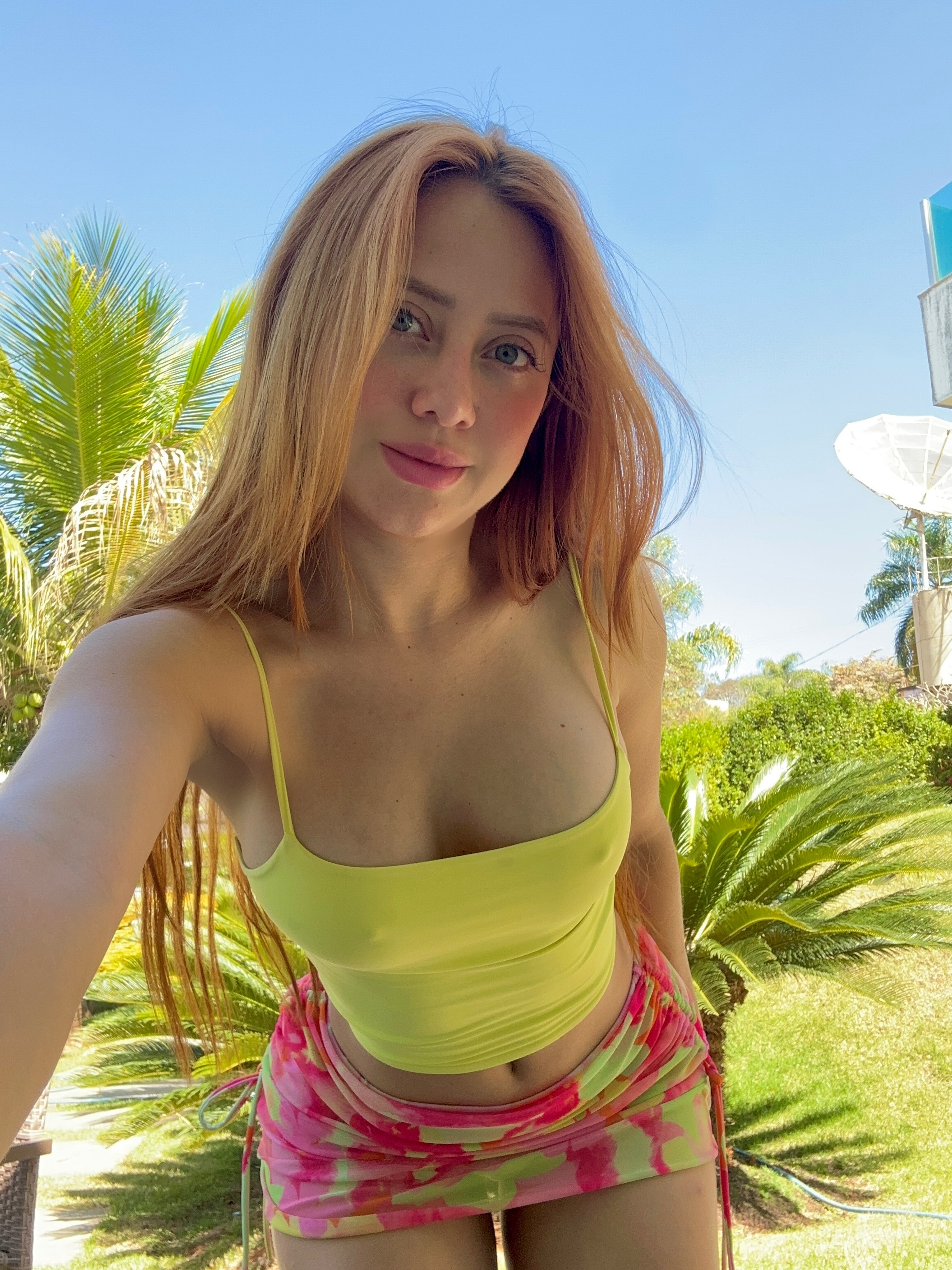 Jennefer Karoline rebolando sem parar, de biquíni fio-dental na piscina