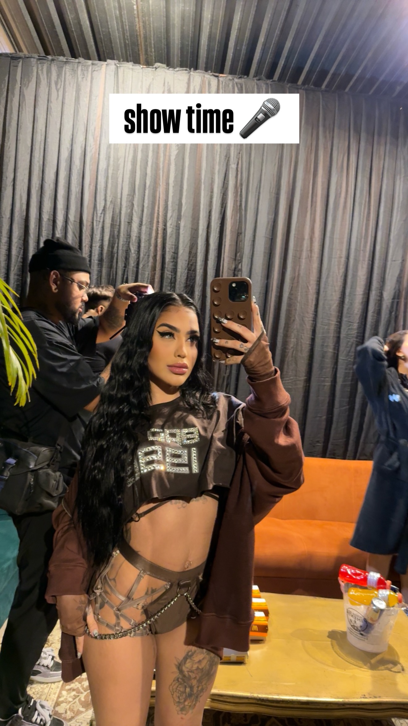 Mc Mirella tesuda, dançando funk sem roupa
