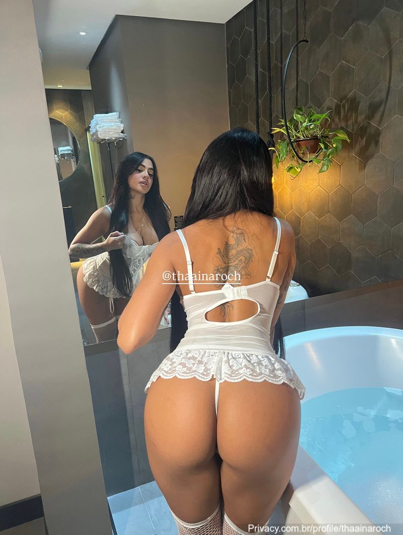 Thaina Rocha mostrando os peitos na chamada