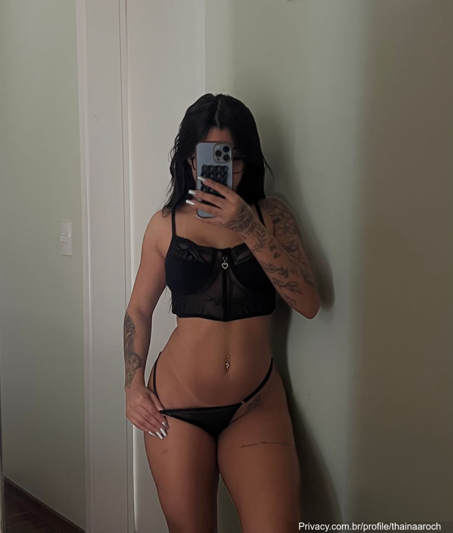 Thaina Rocha atrevida, tirando a roupa bem devagar