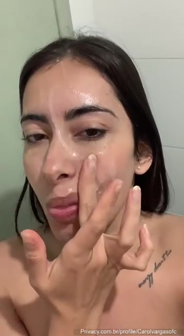 Carol Vargas: tirando a roupa bem devagar