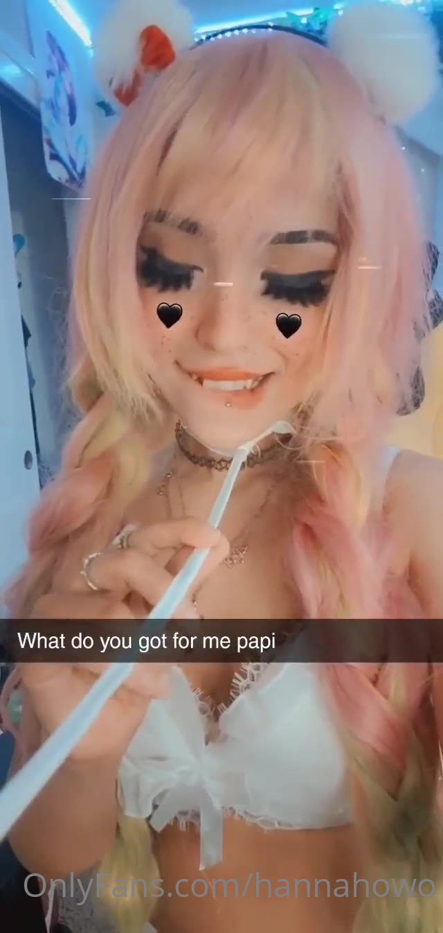 Hannah OwO provocante, deitada abrindo o roupão