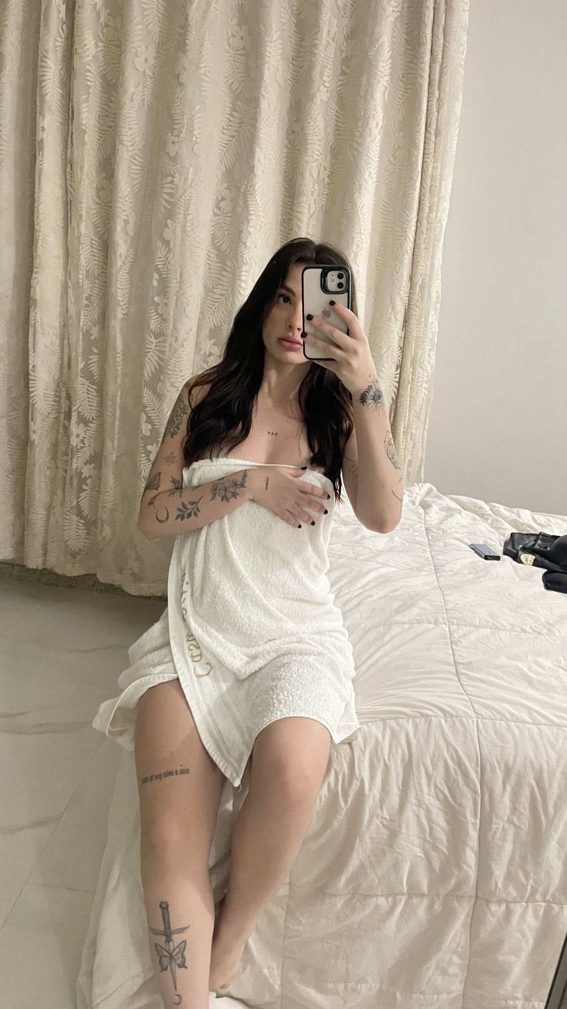 Kaiani Santos atrevida de frente pro espelho sem roupa