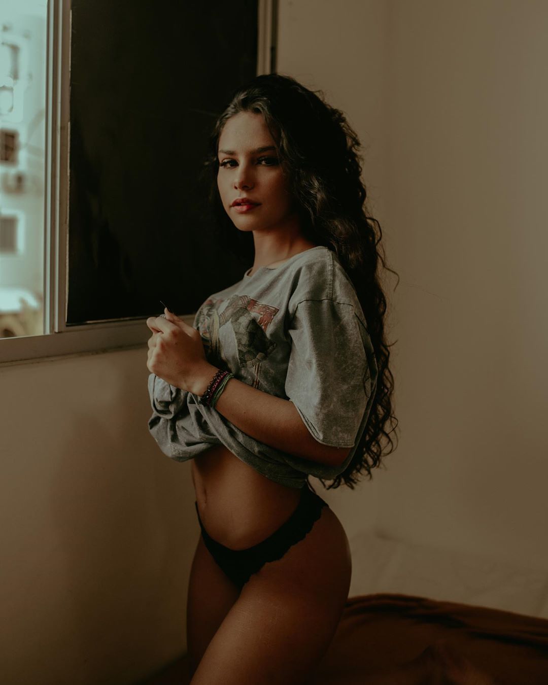 Poliana Arapiraca tesuda, toda molhada no banho