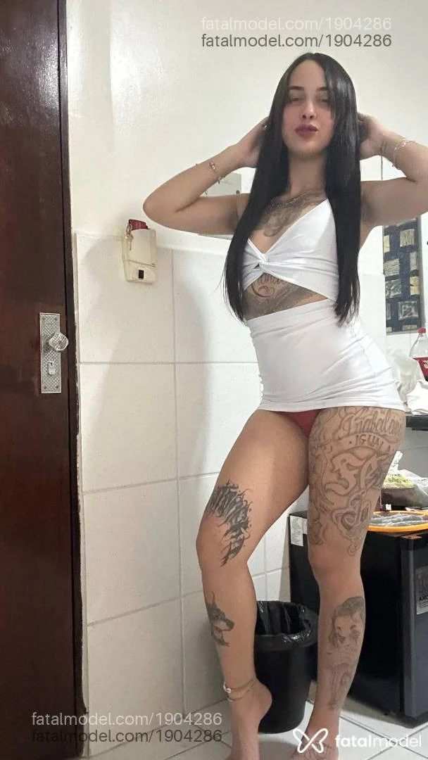 Meduza Recife maravilhosa sentando gostoso no travesseiro