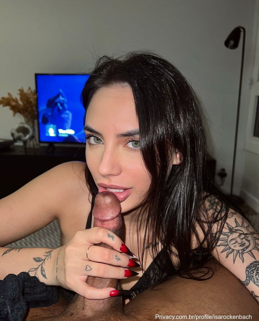 Isa Rockenbach se despindo devagar, de frente pro espelho sem roupa