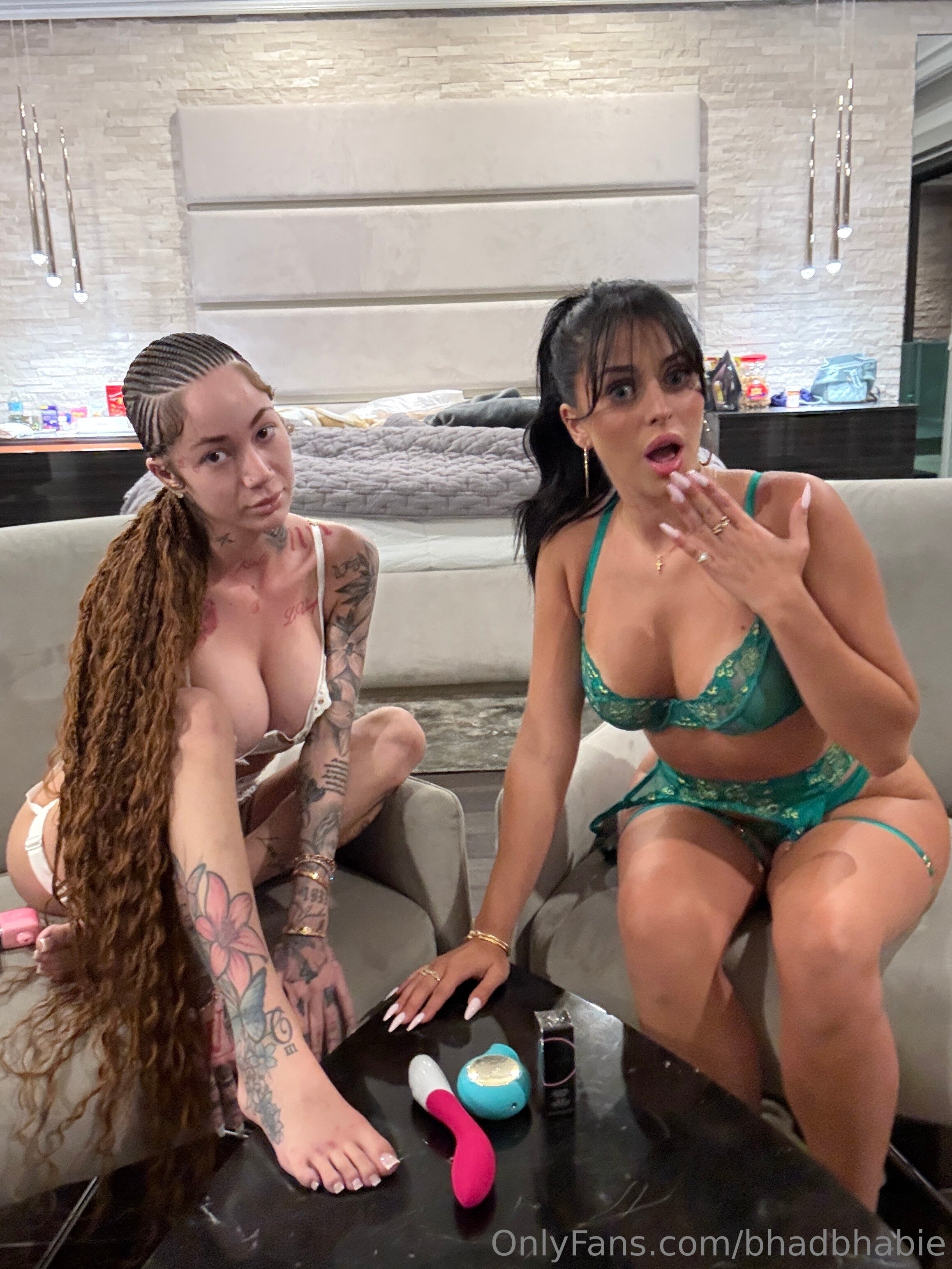 Camilla se despindo devagar, tirando a roupa bem devagar