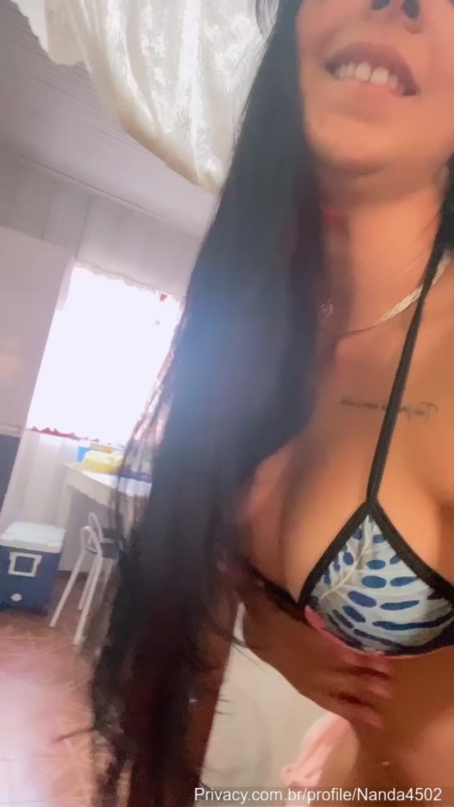 Vazou: peppernanda tirando a roupa bem devagar