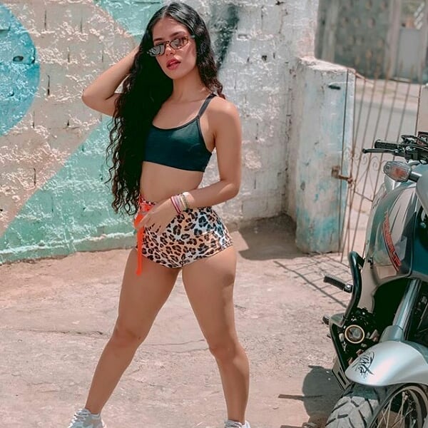 Poliana Arapiraca — peladinha no quarto