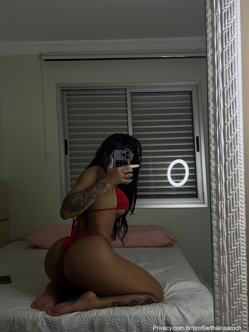 Thaina Rocha provocando de quatro no chão