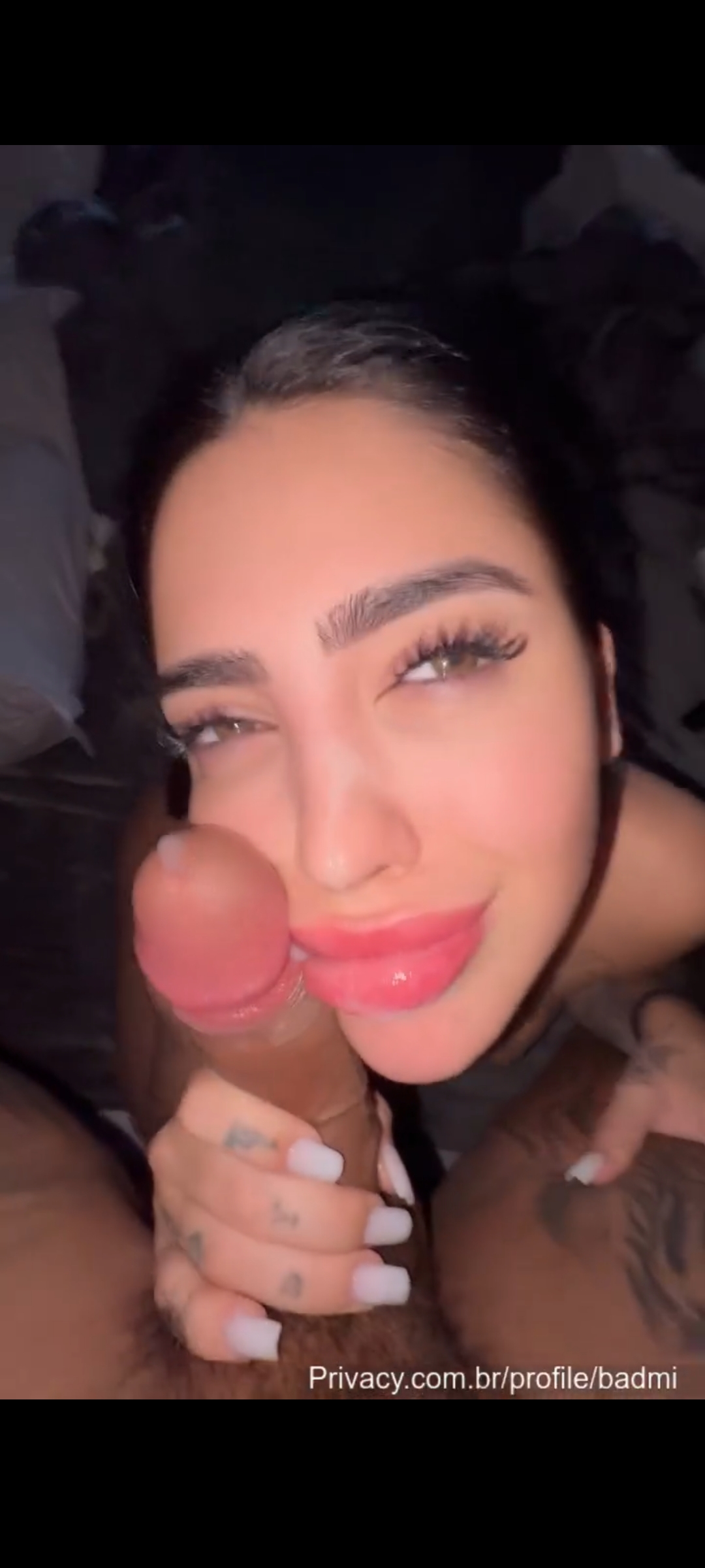 Perfeita Mc Mirella de quatro no sofá