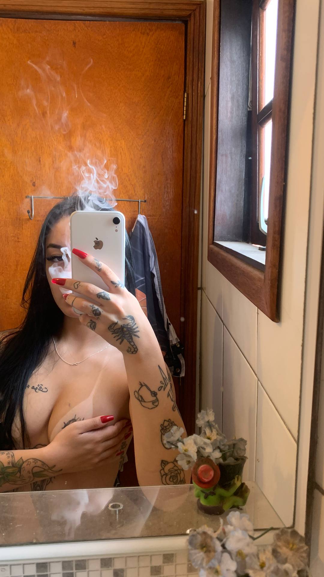 Tesuda Bruna Santini dançando de fio dental