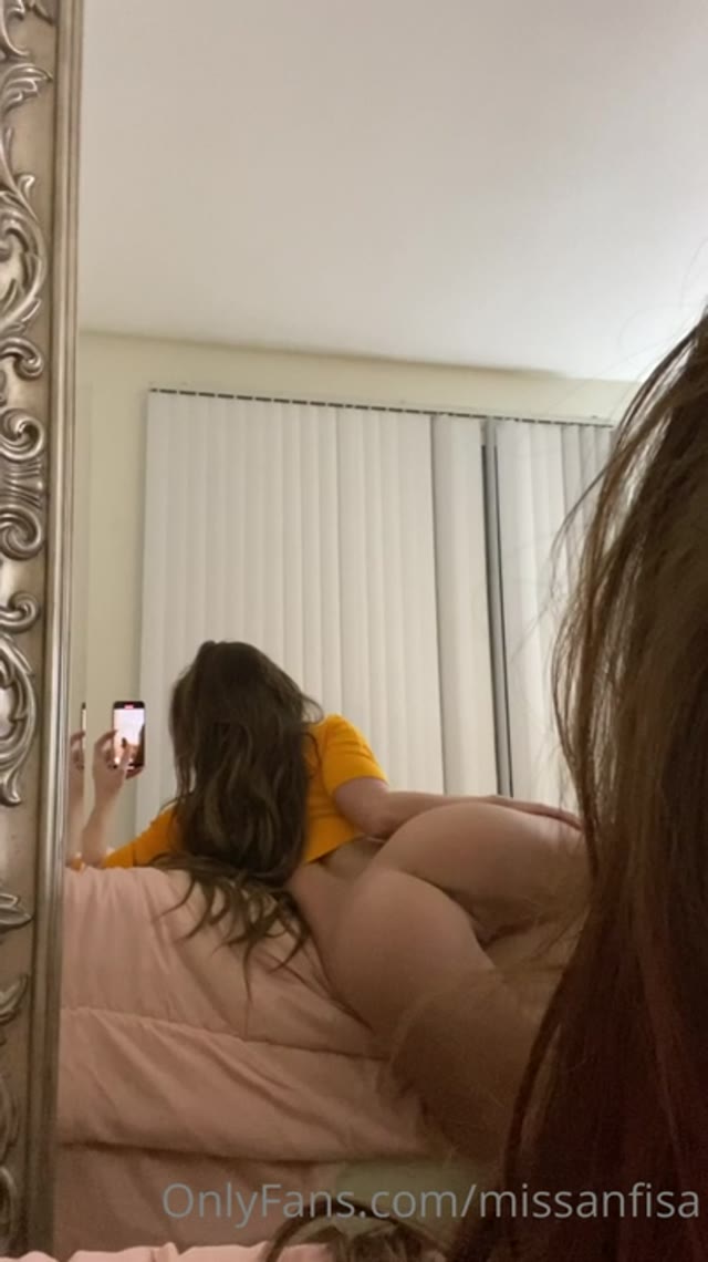 Anfisa Arjhipchenko se despindo devagar, provocando na webcam