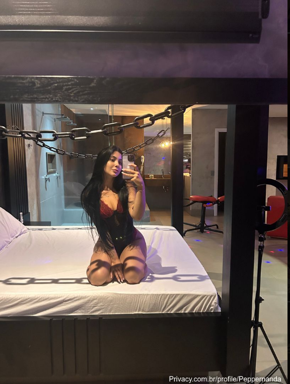 Peppernanda provocando de quatro no chão