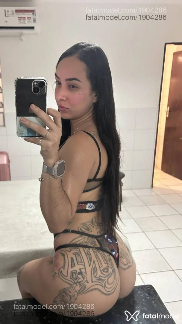 Meduza Recife exibindo o corpão, de meia-calça rasgada