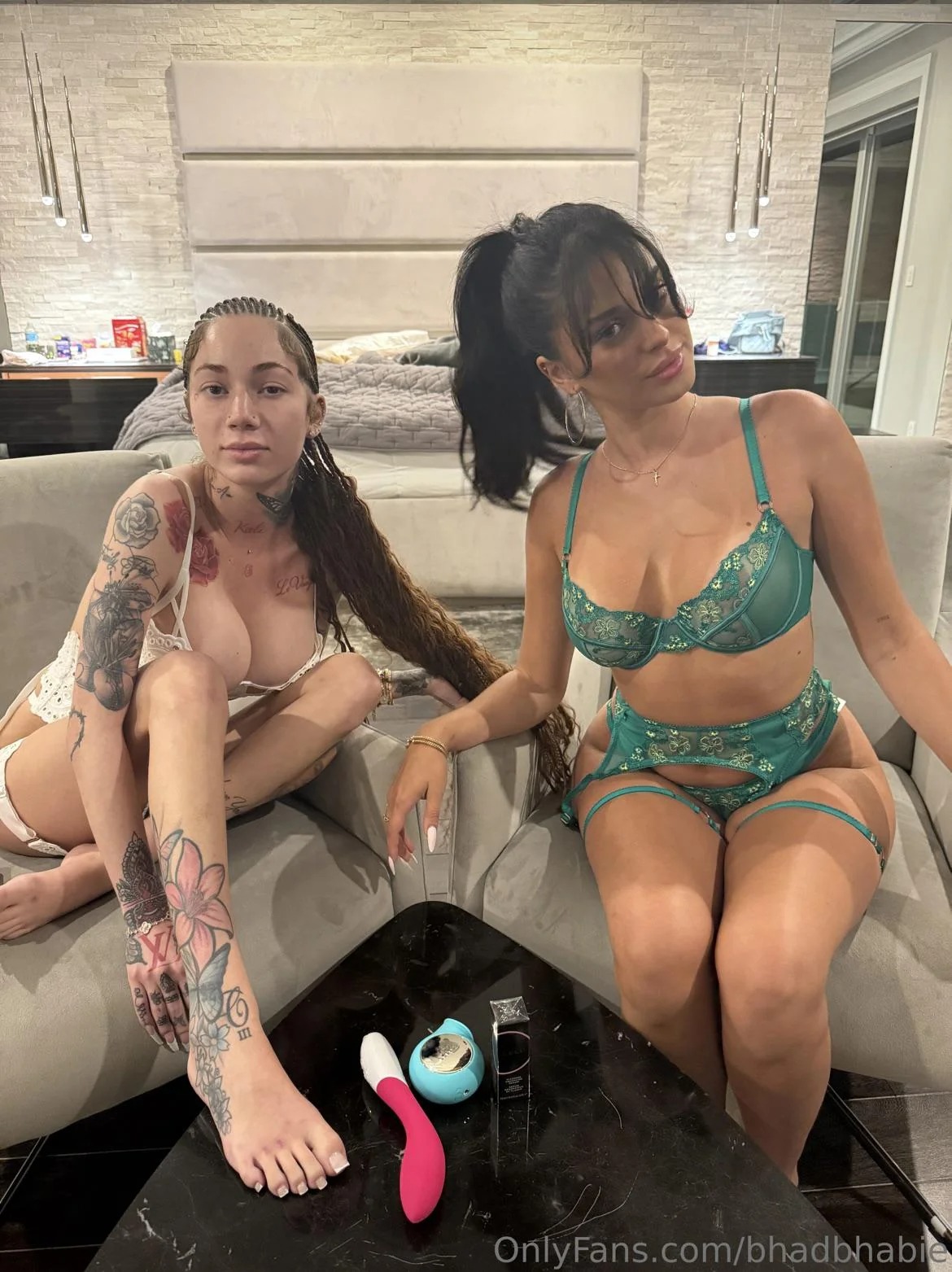 Camilla sapeca, provocando dentro do closet